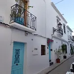 Costa De Verano With Swimming Pool In The Center Of