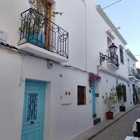 Costa De Verano With Swimming Pool In The Center Of