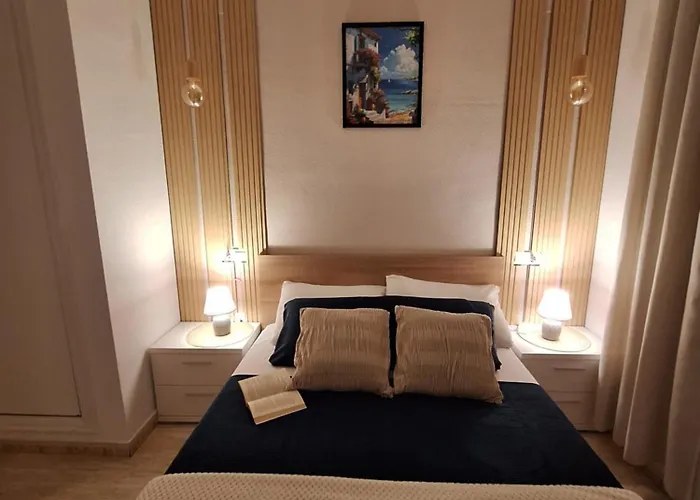 Costa De Verano With Swimming Pool In The Center Of Torrevieja