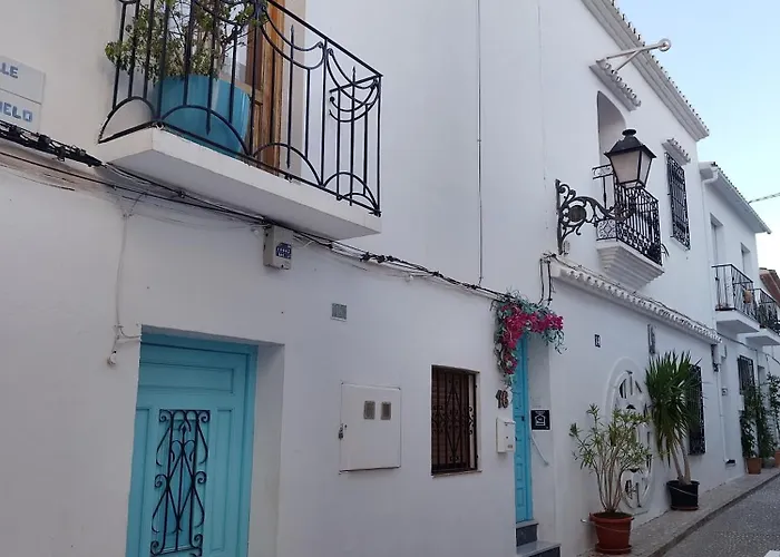 Costa De Verano With Swimming Pool In The Center Of